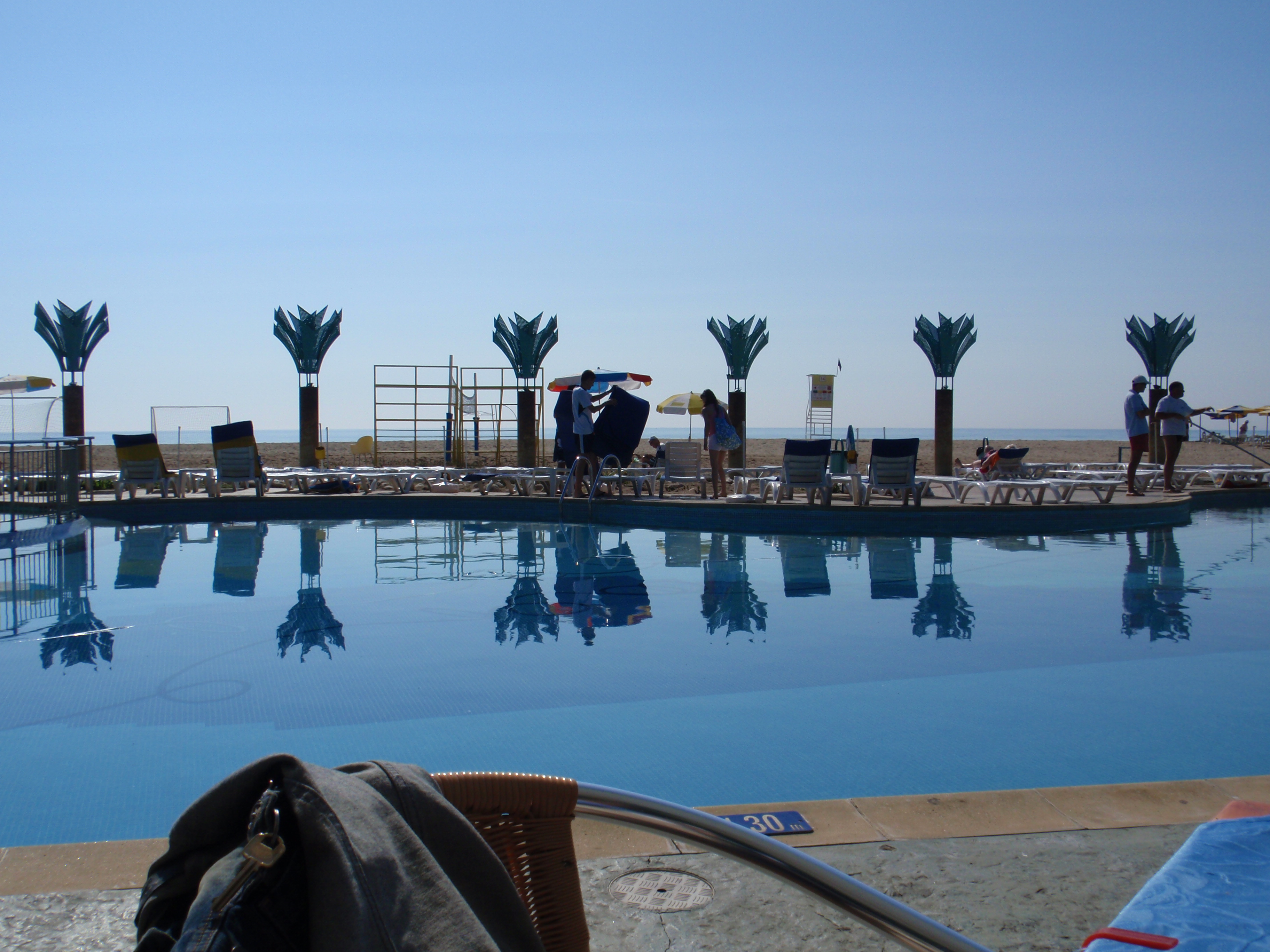 бассейн в отеле Боряна