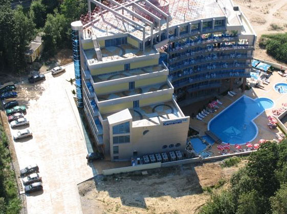 Китен - Каменец 4* Каменец 4* - достаточно новый отель, расположенный на первой береговой линии. Он был построен в 2005 году на территории популярного курорта Каваците-Китен.